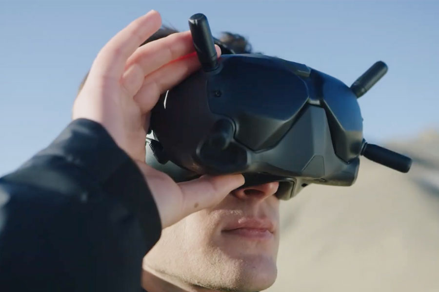 Pilota con visore FPV durante la produzione